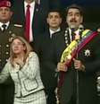 Presidente Maduro (centro) e sua esposa Cilia Flores (esquerda) participavam de um evento militar, quando ouviram um barulho alto  Foto: Reuters / BBC News Brasil
