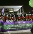 Mulheres protestam em frente ao STF vestidas como personagens da série "The Handsmade Tale", sobre uma sociedade que oprime as mulheres  Foto: Fabio Rodrigues Pozzebom/Agência Brasil / BBC News Brasil