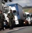 Militares escoltam caminhões durante greve dos caminhoneiros 30/05/ 2018. REUTERS/Ueslei Marcelino - RC1735237C80  Foto: Reuters