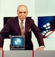 Roberto Marinho no estúdio do ‘Jornal Nacional’, na década de 1980: o empresário fez da Globo uma das mais influentes emissoras do planeta  Foto: Memória Globo  / Divulgação