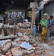 Mulher passa por destroços de parede destruída por forte terremoto em Lombok, na Indonésia 06/08/2018 Antara Foto/Ahmad Subaidi/ via Reuters  Foto: Reuters