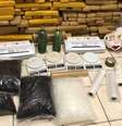 Foram apreendidos celulares, armas, munição, drogas e dois cadernos com anotações sobre os crimes e a contabilidade do tráfico  Foto: Polícia Civil /divulgação / Estadão