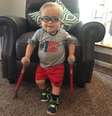 Roman, um menino de 2 anos do Kansas, EUA, tem doença rara que faz com que sua medula espinhal não se desenvolva normalmente e ele tenha dificuldade de andar.   Foto: Facebook/romanclevelanddinkel / Estadão