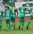 Jogadores do Goiás comemoram o gol de Lucão na vitória sobre o CSA  Foto: Reprodução Twitter Goiás / Estadão
