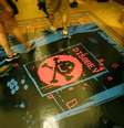 Pessoas passam por cima de ilustração durante convenção de hackers Def Con em Las Vegas, Nevada  29/06/2017. REUTERS/Steve Marcus   Foto: Reuters