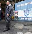 Juan Guillermo e Rafaela Requesens, pai e irmã do deputado Juan Requesens, conversam com policial em Caracas
 8/8/2018    REUTERS/Adriana Loureiro   Foto: Reuters