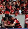 Com a vitória por 1 a 0, o Flamengo não deixa o São Paulo se distanciar e continua a apenas um ponto do líder do Brasileirão  Foto: NAYRA HALM/FOTOARENA / Estadão Conteúdo