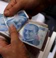 Funcionário conta notas de lira turca em agência de câmbio em Istambul, na Turquia 02/08/2018 REUTERS/Murad Sezer   Foto: Reuters
