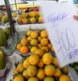 Vendedor segura placa com preço de fruta em feira de São Paulo 09/12/2015 REUTERS/Paulo Whitaker  Foto: Reuters