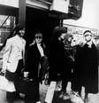 John Lennon e George Harrison são fotografados deixando o aeroporto de Heathrow, em Londres, a caminho a Rishikesh, em 1968  Foto: Keystone/Hulton Archive / Getty Images 