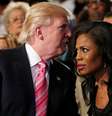 Presidente dos Estados Unidos, Donald Trump, e ex-estrela de reality show Omarosa Manigault durante culto religioso em Detroit 03/09/2016  REUTERS/Carlo Allegri   Foto: Reuters