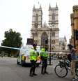 Policiais esperam em cordão em frente à Abadia de Westminster, próximo às Casas do Parlamento, onde possível atentado ocorreu  Foto: Hannah McKay / Reuters