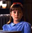 Personagem Matilda, interpretada por Mara Wilson, em cena do filme de 1996.  Foto: Reprodução de cena de 'Matilda' (1996) / Tristar Pictures / Estadão