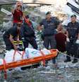 Bombeiros içam corpo resgatado dos escombros da ponta que caiu em Gênova  Foto: Stefano Rellandini / Reuters
