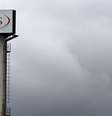 Logo da JBS sobre torre em unidade da empresa  Foto: Paulo Whitaker / Reuters