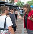 A candidata Christine Hallquist conversa com eleitores em rua de Burlington, no Estado americano do Vermont  Foto: Caleb Kenna / Reuters