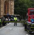 Policiais cercam o local onde ocorreu o atropelamento ao lado do Parlamento britânico  Foto: Hannah McKay / Reuters