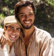 Os irmãos Luccino (Juliano Laham) e Ernesto (Rodrigo Simas): o amor se revela maior do que o preconceito  Foto: TV Globo / Divulgação