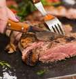 Algumas dietas low-carb são ricas em proteínas e gorduras animais, mas pesquisadores sugerem que elas sejam trocadas pelas vegetais  Foto: Getty Images / BBC News Brasil