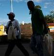 Venezuelanos cruzam a fronteira do Brasil com a Venezuela no último dia 9 de agosto  Foto: Nacho Doce / Reuters