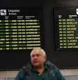 Painel de voos do aeroporto Jorge Chavez em Callao, no Chile, com voo cancelado  Foto: Mariana Bazo / Reuters