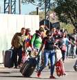  Imigrantes venezuelanos cruzam a pé a fronteira entre Venezuela e Brasil  Foto: Werther Santana / Estadão Conteúdo