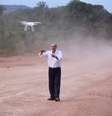 O presidenciável tucano Geraldo Alckmin grava vídeo com drone em Santarém (PA)  Foto: CIETE SILVERIO/DIVULGAÇÃO / Estadão Conteúdo