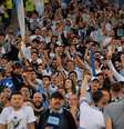 Torcedores da Lazio nas arquibancadas do Estádio Olímpico, em Roma, durante jogo da Série A italiana  Foto: Marco Rosi / Getty Images