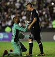 Everson, goleiro do Ceará, e Maxi Lopez, atacante do Vasco, em partida válida pela 19ª rodada do Campeonato Brasileiro, no estádio de São Januário, no Rio de Janeiro, nesta segunda-feira, 20.  Foto: ANDRé MELO ANDRADE/ELEVEN / Estadão