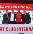 Paolo Guerrero, novo atacante do Internacional, posa ao lado de dirigentes do clube em apresentação no Beira-Rio  Foto: Twitter Oficial / Internacional / Estadão