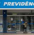 Mais da metade dos servidores aposentados nos Estados são professores ou militares, categorias que contam com regras mais benevolentes para pedir o benefício  Foto: Agência Brasil