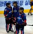 Time de hockey feminino das Coreias em amistoso preparatório para as Olimpíadas de Inverno, que disputaram com equipe unificada  Foto: Woohae Cho / Getty Images