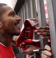 Guerrero foi recebido por torcedores em Porto Alegre  Foto: Diego Vara / Reuters