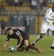 Moisés Ribeiro, da Chapecoense, marca Lucas Pratto, do São Paulo, em partida válida pelo Campeonato Brasileiro 2017  Foto: Marcos Bezerra / Futura Press