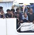 Migrantes a bordo do navio Diciotti, ancorado no Porto de Catânia  Foto: ANSA / Ansa - Brasil