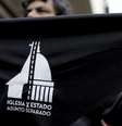 Vendedor oferece lenço com slogan pró Estado laico durante "apostasia coletiva" em Buenos Aires  Foto: DW / Deutsche Welle