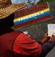 Cambista venezuelano exibe notas do 'Bolívar Soberano' em Roraima  Foto: Edmar Barros / Futura Press / Estadão