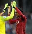 Alisson comemora vitória do Liverpool com Van Dijk  Foto: Peter Powell / Reuters