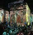 No Atelier des Lumières, vídeos são projetados do chão ao teto, em paredes de 10 metros de altura, numa área de 3.300 metros quadrados   Foto: Nathalia Garcia/Arquivo Pessoal / Estadão