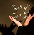 Como estará o amor em setembro e quais signos beneficiados?  Foto: Dzhulbee / iStock