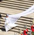 Duque e Duquesa de Sussex na escadaria da Catedral de St. George, em Windsor  Foto:  Andrew Matthews / Reuters