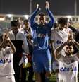Gabigol, Rodrygo e Vladimir agradecem o apoio da torcida do Santos  Foto: Marco Galvão / Fotoarena / Estadão