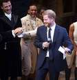 Duque de Sussex, príncipe Harry canta em Teatro de Londres.  Foto: Twitter/@Daily_Star / Estadão Conteúdo