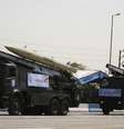 Veículos militares transportam mísseis Fateh 110 durante parada militar em Teerã  Foto: Stringer / Reuters