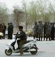 Agentes de polícia checam identidade de pessoas em rua de Kashgar, em Xinjiang 24/03/2017 REUTERS/Thomas Peter  Foto: Reuters