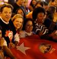 Candidato a vice na chapa do PT, Fernando Haddad, e presidente do partido, Gleisi Hoffmann, durante caminhada com apoiadores em Curitiba 30/08/2018 REUTERS/Rodolfo Buhrer  Foto: Reuters