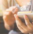 A simples expectativa de checar mensagens do trabalho no horário de folga faz mal para a saúde e o bem-estar, mostra estudo  Foto: Getty Images / BBC News Brasil