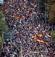 Apoiadores e críticos da política liberal de imigração da chanceler alemã, Angela Merkel, promoveram manifestações rivais neste sábado na cidade de Chemnitz  Foto: Hannibal Hanschke / Reuters