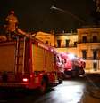 Caminhão dos bombeiros apoia combate às chamas no Museu Nacional  Foto: Betinho Casas Novas / Futura Press