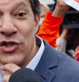 Cotado para assumir a candidatura do PT à Presidência, Fernando Haddad visita nesta segunda-feira (3) o ex-presidente Luiz Inácio Lula da Silva, na sede da Polícia Federal (PF), em Curitiba (PR), pela quinta vez nos últimos 20 dias.   Foto: CASSIANO ROSÁRIO/FUTURA PRESS / Estadão